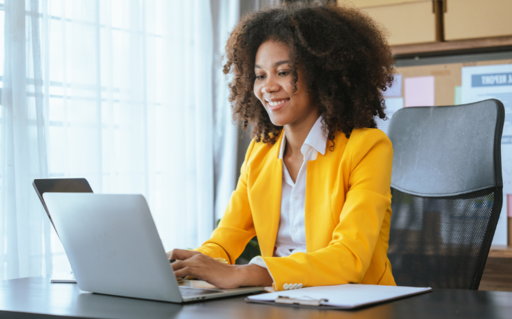 a female broker in a yellow blazer learning more about how to become a broker with oakmont commercial